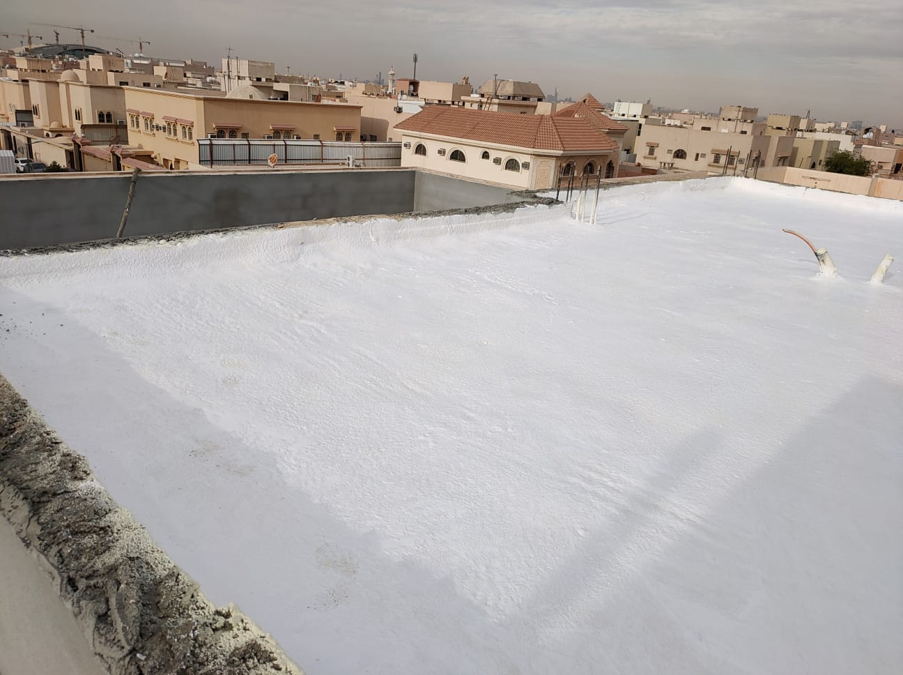 عزل الأسطح بالفوم في الرياض لضمان عزل مائي وحراري فعال