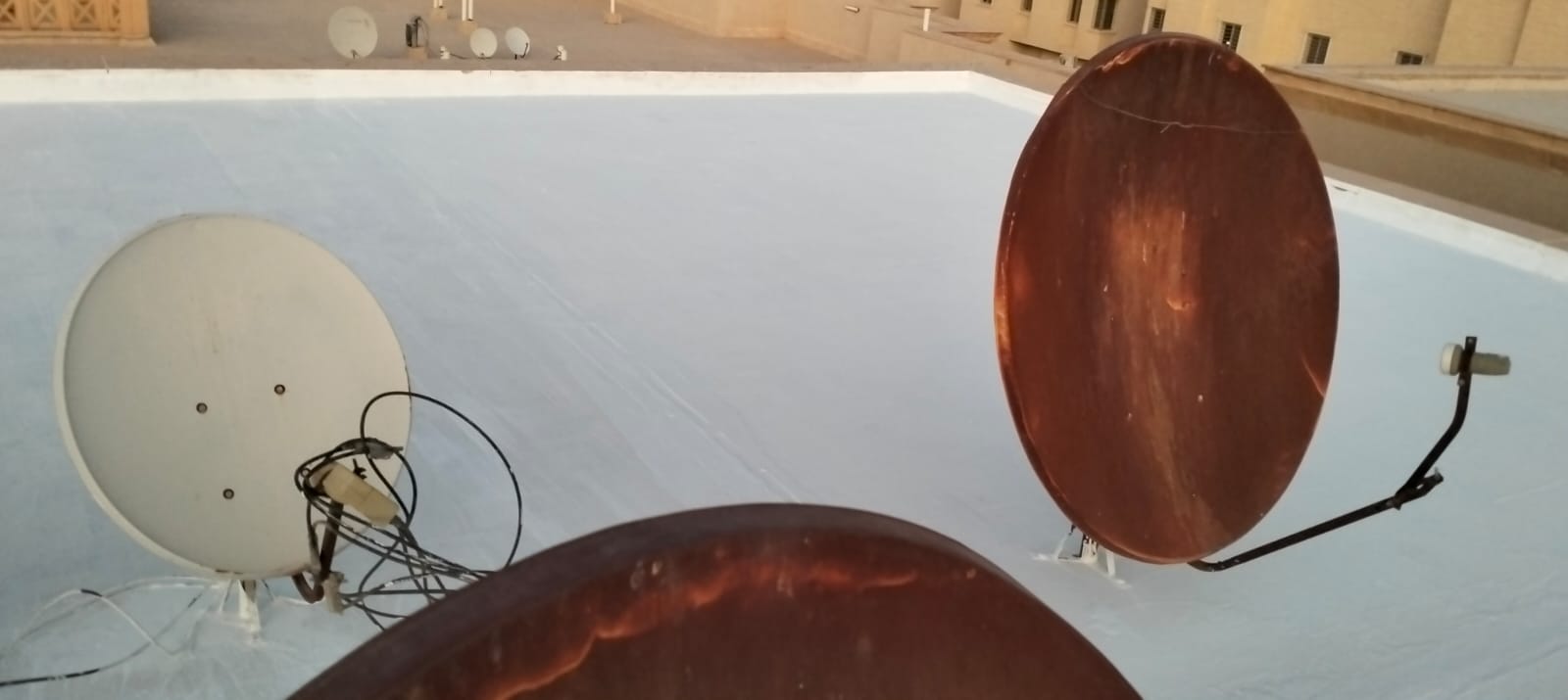 عوازل الأسطح في الرياض: الحل الأمثل لحماية منزلك من التلف