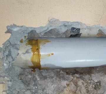 الفرق بين تسليك المجاري التقليدي والتسليك بالضغط: أيهما أفضل؟