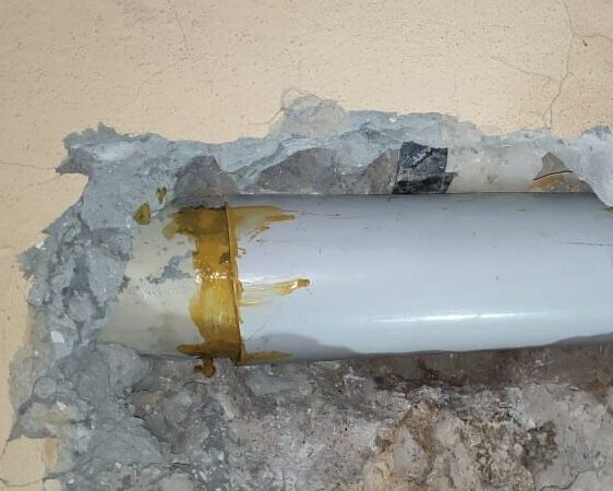 الفرق بين تسليك المجاري التقليدي والتسليك بالضغط: أيهما أفضل؟