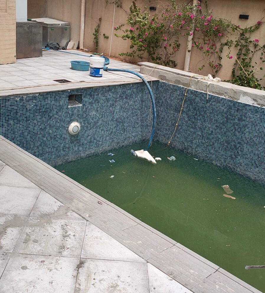 هل فحص تسربات المسبح كافٍ أم تحتاج إلى صيانة شاملة؟