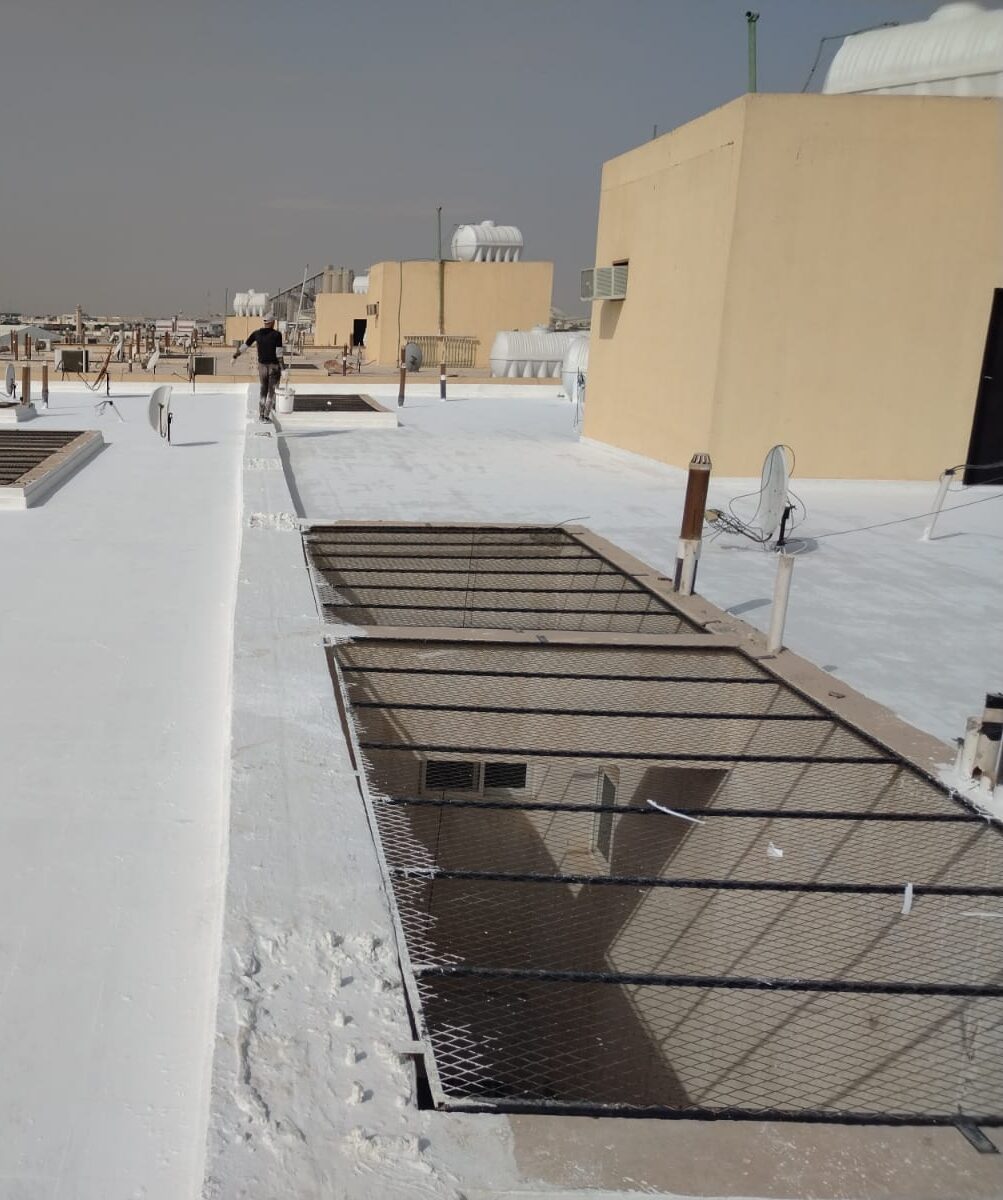 هل يناسب عزل الفوم جميع أنواع الأسطح في الرياض