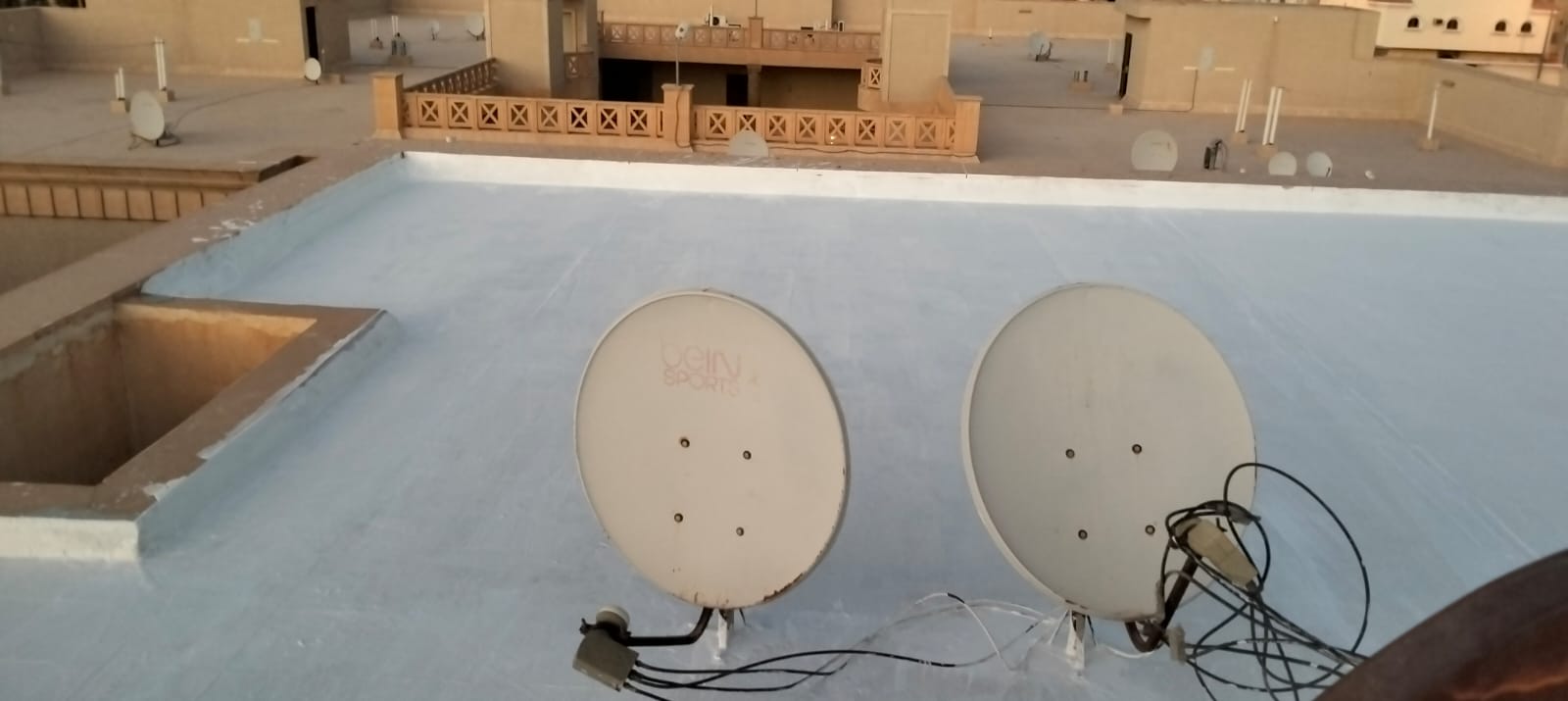 عزل الأسطح بالرياض: الدليل الشامل لاختيار أفضل الحلول لحماية منزلك